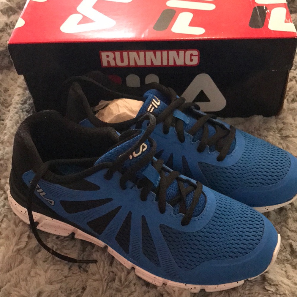 BNWT Fila running shoes size 6.